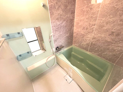 【浴室】 | パロスみよし町 | 清潔感のある広いホテルのような浴室では足を伸ばしてリラックスできるゆったりとした浴槽を設置！お子様と一緒に入浴することが出来ます♪