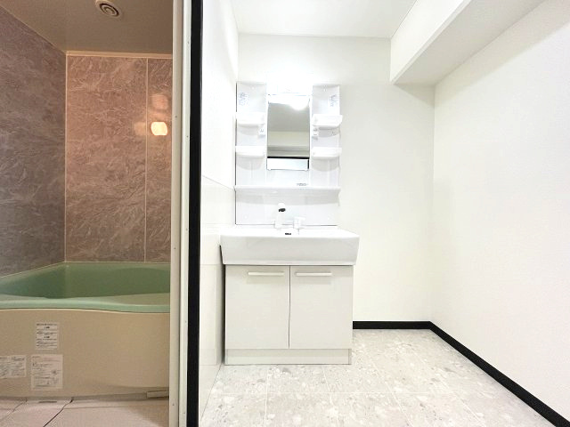 パロスみよし町の独立洗面台|スペースの広い独立洗面化粧台はゆっくりと身支度を整えることが可能です！