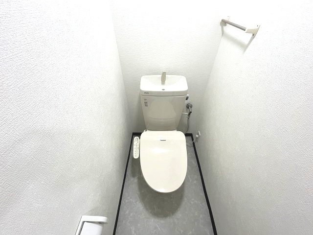 パロスみよし町のトイレ|白を基調とした内装はいつでも明るく清潔な印象。ゲストにも気持ちよく使っていただける空間です。