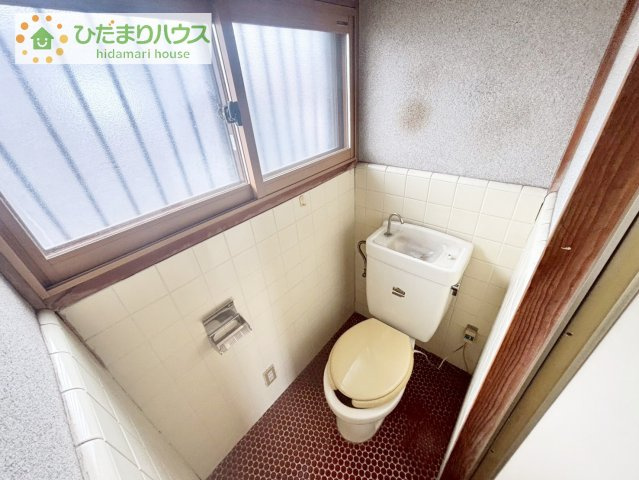 【トイレ】 | 常総市水海道森下町　中古戸建 | 小窓が付いているので、トイレも明るい空間になっております♪