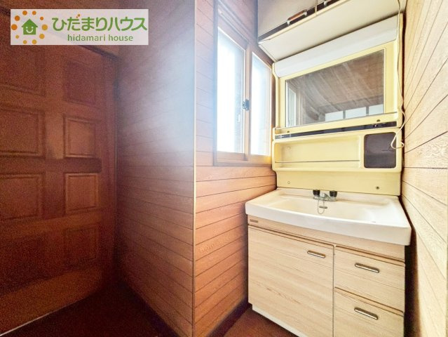 【独立洗面台】 | 常総市水海道森下町　中古戸建 | ゆったりとした洗面所には物入れを完備！タオルや洗剤をしまえます(^^)/