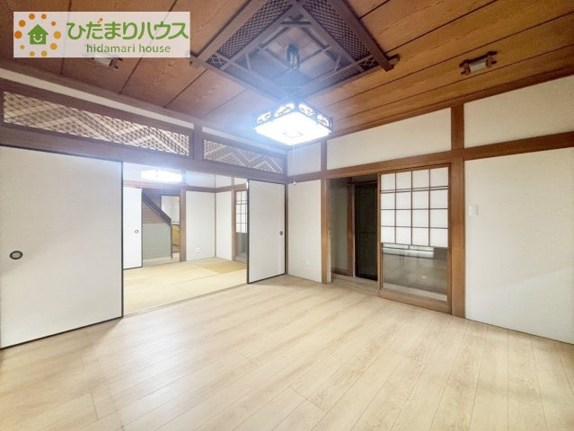 【居間・リビング】 | 常総市水海道森下町　中古戸建 | リビングと和室が続き間設計ですので、大空間を演出できます(^O^)