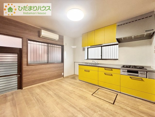 【キッチン】 | 常総市水海道森下町　中古戸建 | 3口コンロと収納豊富なキッチンで、ママの毎日のお料理もはかどります☆