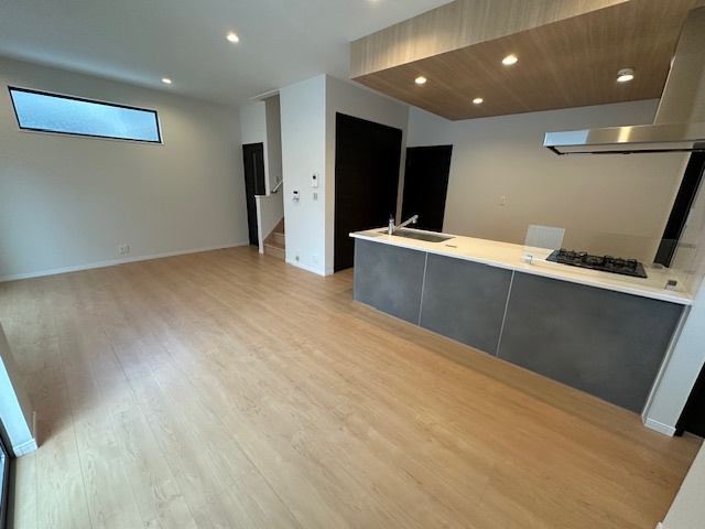 【居間・リビング】 | プルメリア永楽荘3丁目Ⅱ　2号地 | 下がり天井の木目が落ち着いた雰囲気を演出！食事や寛ぐときなど、さまざまなシーンで居心地の良さを感じられそうです。