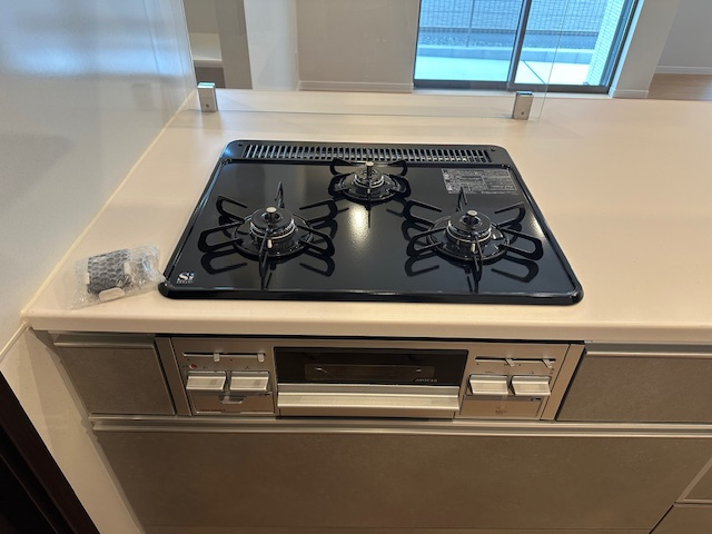 【キッチン】 | プルメリア永楽荘3丁目Ⅱ　2号地 | グリル付き3口コンロで煮込み料理をしながら、焼き物や汁物などをパパパッとお料理可能です。