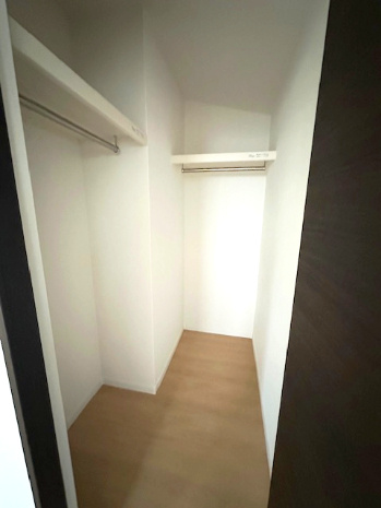 【収納】 | プルメリア永楽荘3丁目Ⅱ　2号地 | 約5.8帖の洋室には、WIC付き！シーズン、シーズンオフに問わず多くの衣類が収納可能です。