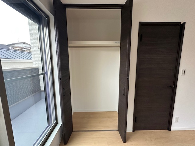 【収納】 | プルメリア永楽荘3丁目Ⅱ　2号地 | 約6.1帖洋室のクローゼット！バルコニーから洗濯物をそのまま収納すれば洗濯動線もバッチリ。