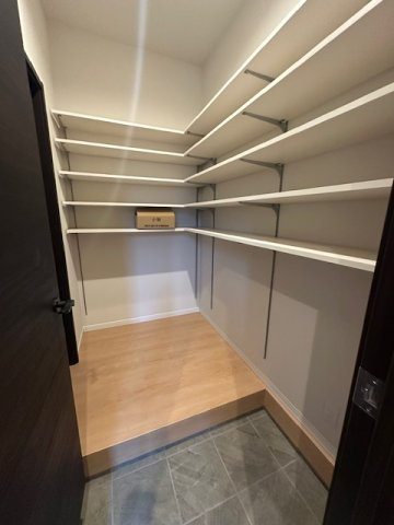 【玄関】 | プルメリア永楽荘3丁目Ⅱ　2号地 | 靴だけでなく、ベビーカーや趣味の荷物も収納できるSIC！散かりがちな玄関廻りもスッキリ片付きます。