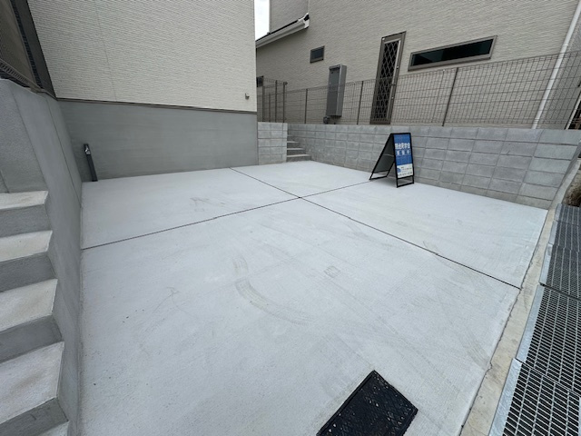 【駐車場】 | プルメリア永楽荘3丁目Ⅱ　2号地 | カースペース並列2台分有(車種による)！ゆとりのあるカースペースなので車庫入れも苦になりませんね。