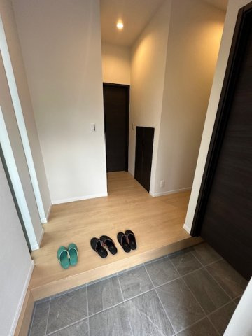 【玄関】 | プルメリア永楽荘3丁目Ⅱ　2号地 | 家族を迎えてくれる玄関スペース！※掲載中の写真は広角レンズで撮影のため、実際の見え方とは異なります。