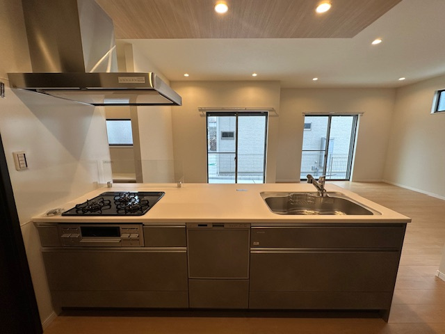 【キッチン】 | プルメリア永楽荘3丁目Ⅱ　2号地 | 家族とのコミュニケーションを深め、開放的な空間を演出できる人気のオープンキッチン！