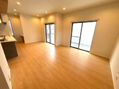 【居間・リビング】 | プルメリア永楽荘3丁目Ⅱ　2号地 | リビング・ダイニング・キッチンの三面床暖房搭載！寒い冬も暖かくお過ごしいただけます。