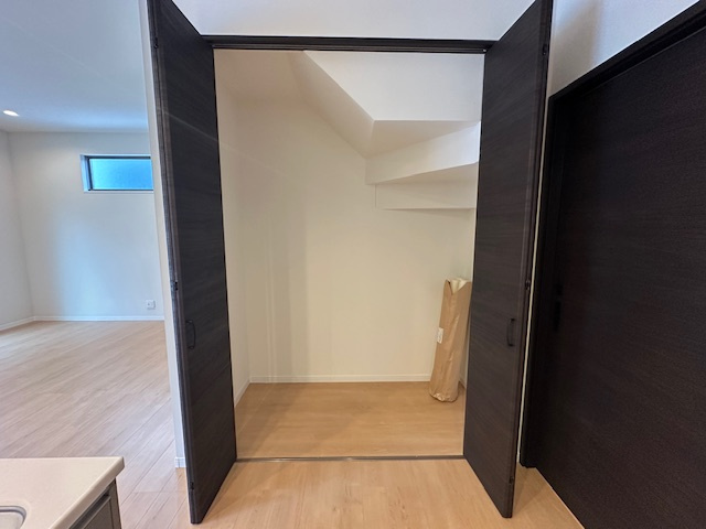 【収納】 | プルメリア永楽荘3丁目Ⅱ　2号地 | デッドスペースになりがちな階段下も収納スペースに！掃除道具や日用品を入れておくリビング収納として活用可能。