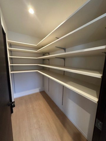 【収納】 | プルメリア永楽荘3丁目Ⅱ　2号地 | 大容量のパントリー！食品や飲料などをストックできるため、忙しい共働き家庭や小さなお子様がいる家庭などにとって大きな魅力。