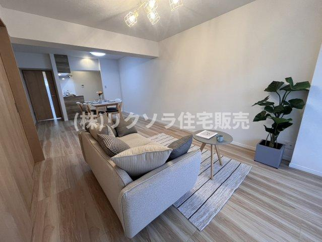 寝屋川コーポラスの居間・リビング|LDK17.5帖
■物件内覧・資金計画相談・住宅ローン相談、リフォーム相談、お問合せ受付中■
※当日・翌日のご内覧、ご相談はお電話でのお問合せがスムーズです！