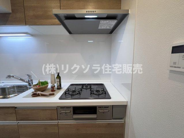 寝屋川コーポラスのキッチン|三口コンロ
■物件内覧・資金計画相談・住宅ローン相談、リフォーム相談、お問合せ受付中■
※当日・翌日のご内覧、ご相談はお電話でのお問合せがスムーズです！