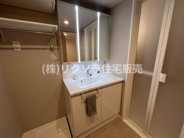 寝屋川コーポラスの独立洗面台|センターライト付き独立洗面台
■物件内覧・資金計画相談・住宅ローン相談、リフォーム相談、お問合せ受付中■
※当日・翌日のご内覧、ご相談はお電話でのお問合せがスムーズです！