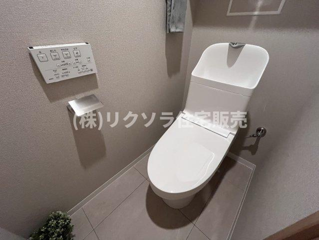 寝屋川コーポラスのトイレ|温水洗浄便座付き
■物件内覧・資金計画相談・住宅ローン相談、リフォーム相談、お問合せ受付中■
※当日・翌日のご内覧、ご相談はお電話でのお問合せがスムーズです！