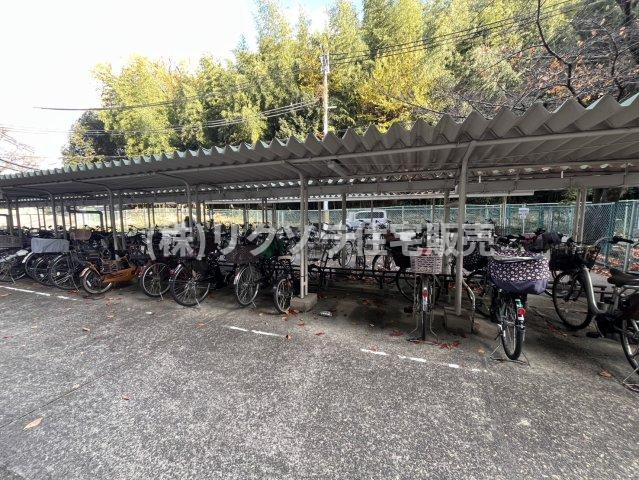 寝屋川コーポラスの駐輪場|■物件内覧・資金計画相談・住宅ローン相談、リフォーム相談、お問合せ受付中■
※当日・翌日のご内覧、ご相談はお電話でのお問合せがスムーズです！