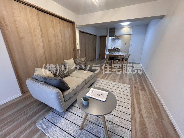 寝屋川コーポラスの居間・リビング|LDK17.5帖
■物件内覧・資金計画相談・住宅ローン相談、リフォーム相談、お問合せ受付中■
※当日・翌日のご内覧、ご相談はお電話でのお問合せがスムーズです！