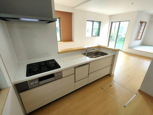 吉川市　美南4丁目　中古戸建のキッチン|家族と会話が弾む、使いやすいコミュニケーションキッチン
