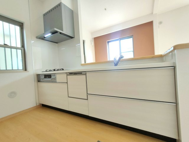 吉川市　美南4丁目　中古戸建のキッチン|明るく清潔なシステムキッチンで毎日を楽しく