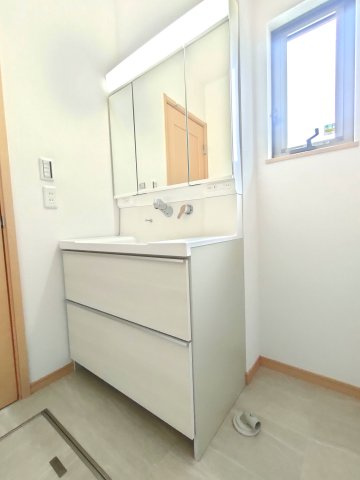 吉川市　美南4丁目　中古戸建の洗面所|家族で使いやすい広さと収納力を両立