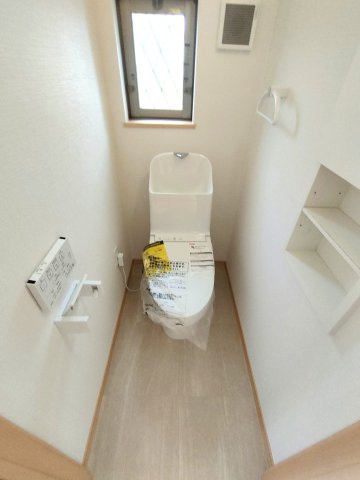 吉川市　美南4丁目　中古戸建のトイレ|落ち着いた雰囲気で安心感のあるトイレ