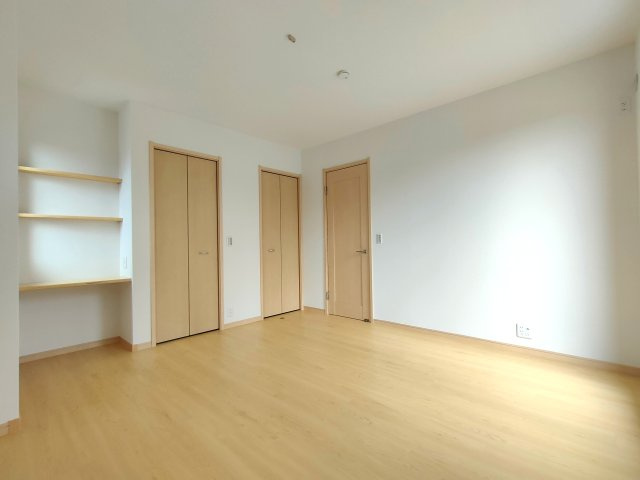 吉川市　美南4丁目　中古戸建の洋室|シンプル設計でレイアウト自在。飽きない一室