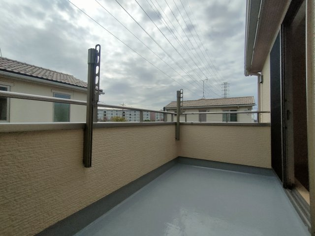 吉川市　美南4丁目　中古戸建のバルコニー|部屋干しと外干しの併用で急な雨にも強い