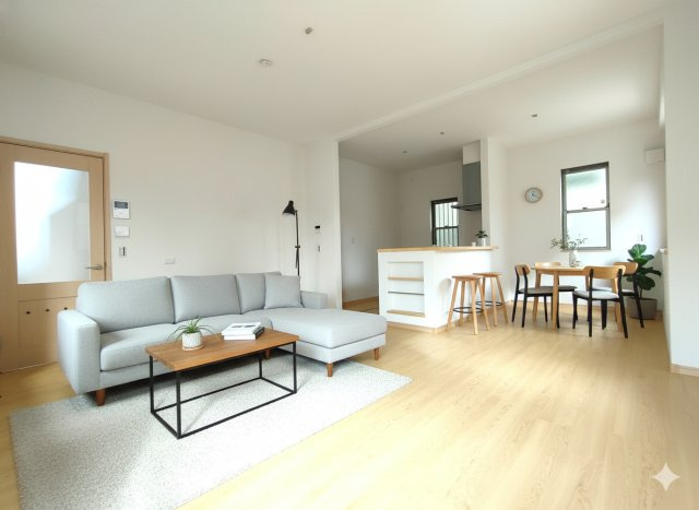 吉川市　美南4丁目　中古戸建の居間・リビング|南向きの大窓から光あふれる、家族の主役LDK