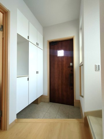 吉川市　美南4丁目　中古戸建の玄関|収納充実の“住まいの顔”。第一印象もスマート