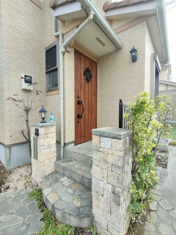 吉川市　美南4丁目　中古戸建の玄関|落ち着いた玄関です