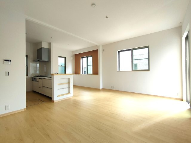 吉川市　美南4丁目　中古戸建の居間・リビング|こちらのリビングで趣味の時間をお楽しみください