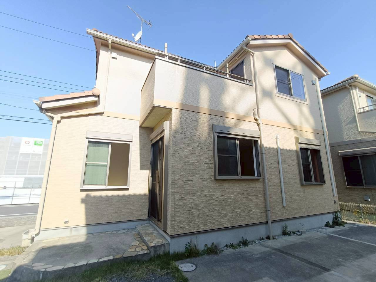 吉川市　美南4丁目　中古戸建の前面道路含む現地写真|前面道路ゆったり。車の出し入れもストレスなし