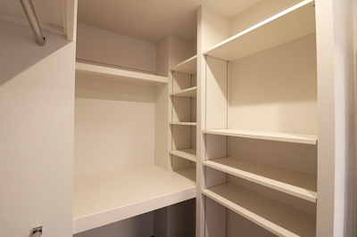 【収納】 | シティゲートタワー千里中央 | LDKに設けたWIC。ご家族での共有が可能！ティッシュペーパーなど日用品のストック収納にも便利です。