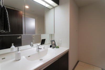 【独立洗面台】 | シティゲートタワー千里中央 | 鏡裏やボウル下に収納のある三面鏡付き洗面化粧台！毎日使う歯ブラシやメイク道具など、生活感の出るアイテムが収まります。