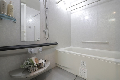 【浴室】 | シティゲートタワー千里中央 | 足を伸ばしてゆったりと湯船に浸かれる広々バスルーム。ご家族一緒に、癒しのバスタイムをお楽しみください！