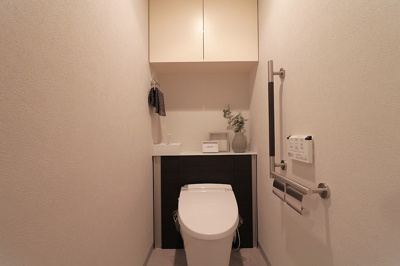 【トイレ】 | シティゲートタワー千里中央 | 寒い冬でも温かい便座で快適にご使用いただける温水洗浄便座付トイレ。温水で汚れを落とせるので、トイレットペーパーの節約にも！