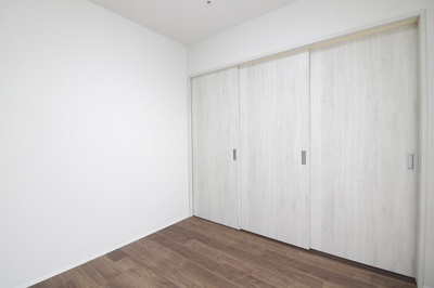 【洋室】 | シティゲートタワー千里中央 | 洋室3.9帖。リビングに隣接し、扉を開放すれば見守りもしやすいため、お子様のお昼寝やプレイスペースにもオススメ！