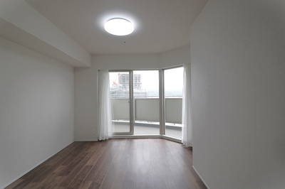 【洋室】 | シティゲートタワー千里中央 | 洋室7.3帖。大型ベッドも設置可能でご夫婦の寝室にもOK！大きなベッドでお子様も一緒にお休みになれます。