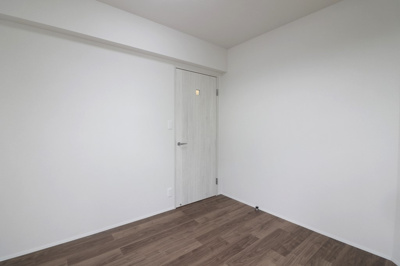 【洋室】 | シティゲートタワー千里中央 | 洋室5帖。収納スペース付きのお部屋は居住空間を有効的にご活用いただけます！ぜひ一度、現地をご覧ください。