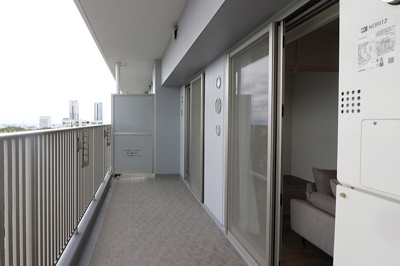 【バルコニー】 | シティゲートタワー千里中央 | 南向きバルコニーには物干し金物付き！お布団やご家族分の洗濯物も太陽光でホカホカに乾かせそうですね。