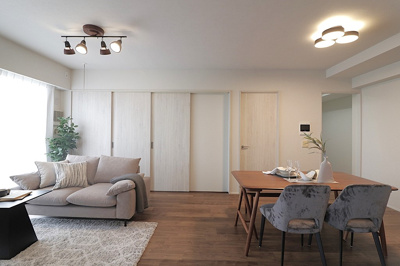 【居間・リビング】 | シティゲートタワー千里中央 | それぞれの居室の扉を閉めればプライベート空間もしっかり確保できます。内覧・お問い合わせはお気軽にどうぞ！