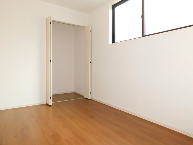 名古屋市瑞穂区萩山町２丁目の新築一戸建の洋室|◇洋室◇　　明るい洋室５．０帖　収納完備！