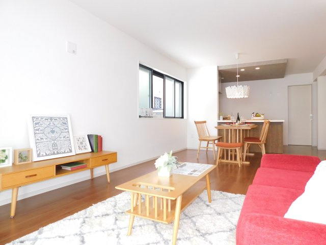名古屋市瑞穂区萩山町２丁目の新築一戸建の居間・リビング|◇リビング◇　　明るく広いリビング１８．４帖　おしゃれな折下天井のフラットキッチン♪