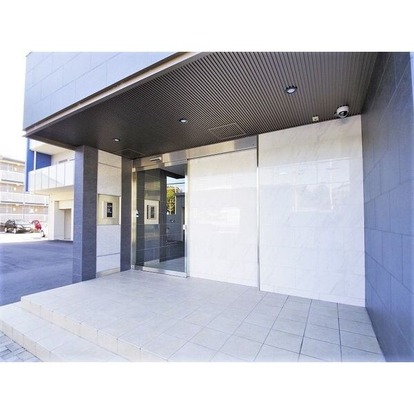 ウイングコート深沢のエントランス