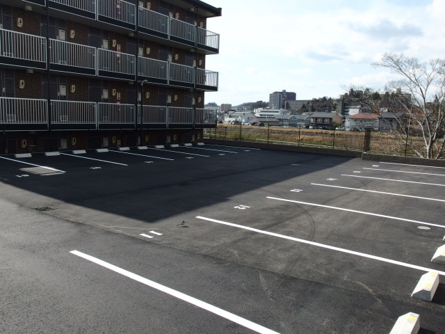 ウイングコート深沢の駐車場