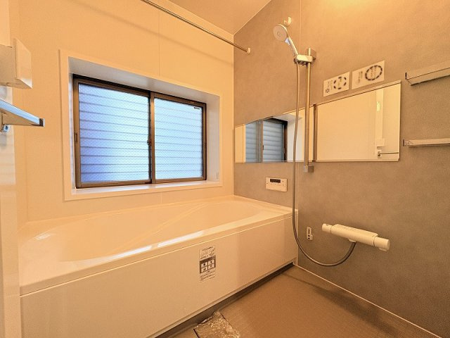 【浴室】 | 練馬区西大泉1丁目　中古一戸建住宅　(保谷店) | 1日の疲れを癒すバスルーム。浴室乾燥機が備わり、天候を気にせず洗濯物を干すことが可能です。