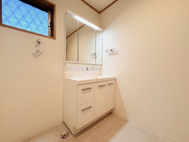 【独立洗面台】 | 練馬区西大泉1丁目　中古一戸建住宅　(保谷店) | 洗面台には大きく見やすい三面鏡が付いているので、身支度がスムーズに行えます。